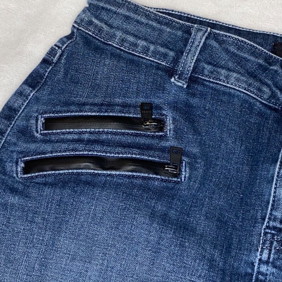GUESS Size 27 Dark Wash Denim Mini Skirt W/Blazk Zipper Accents - Picture 5 of 9